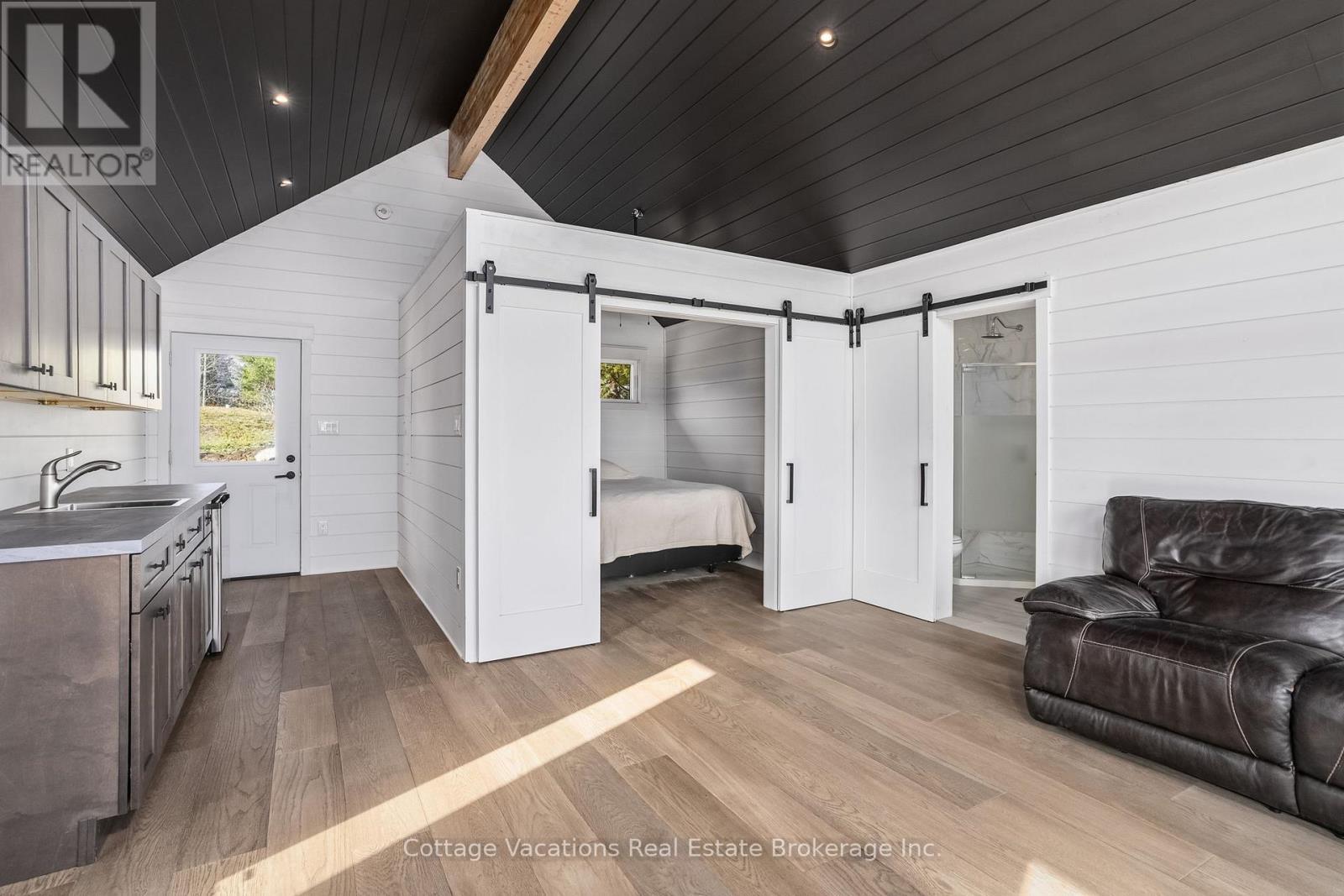 1111 Lakeshore Drive, Gravenhurst (Muskoka (S)), ON - Indoor Photo Showing Kitchen