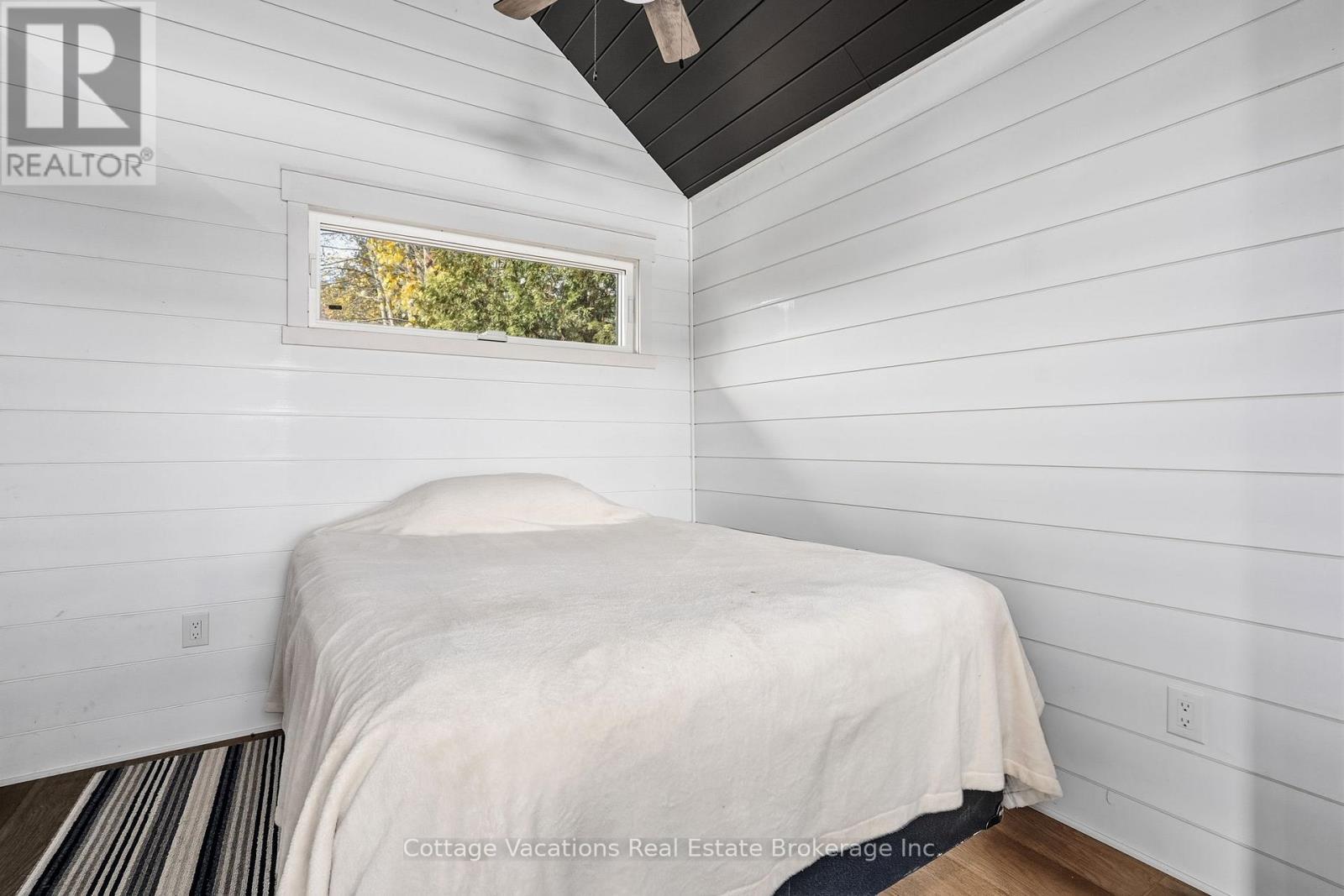 1111 Lakeshore Drive, Gravenhurst (Muskoka (S)), ON - Indoor Photo Showing Bedroom