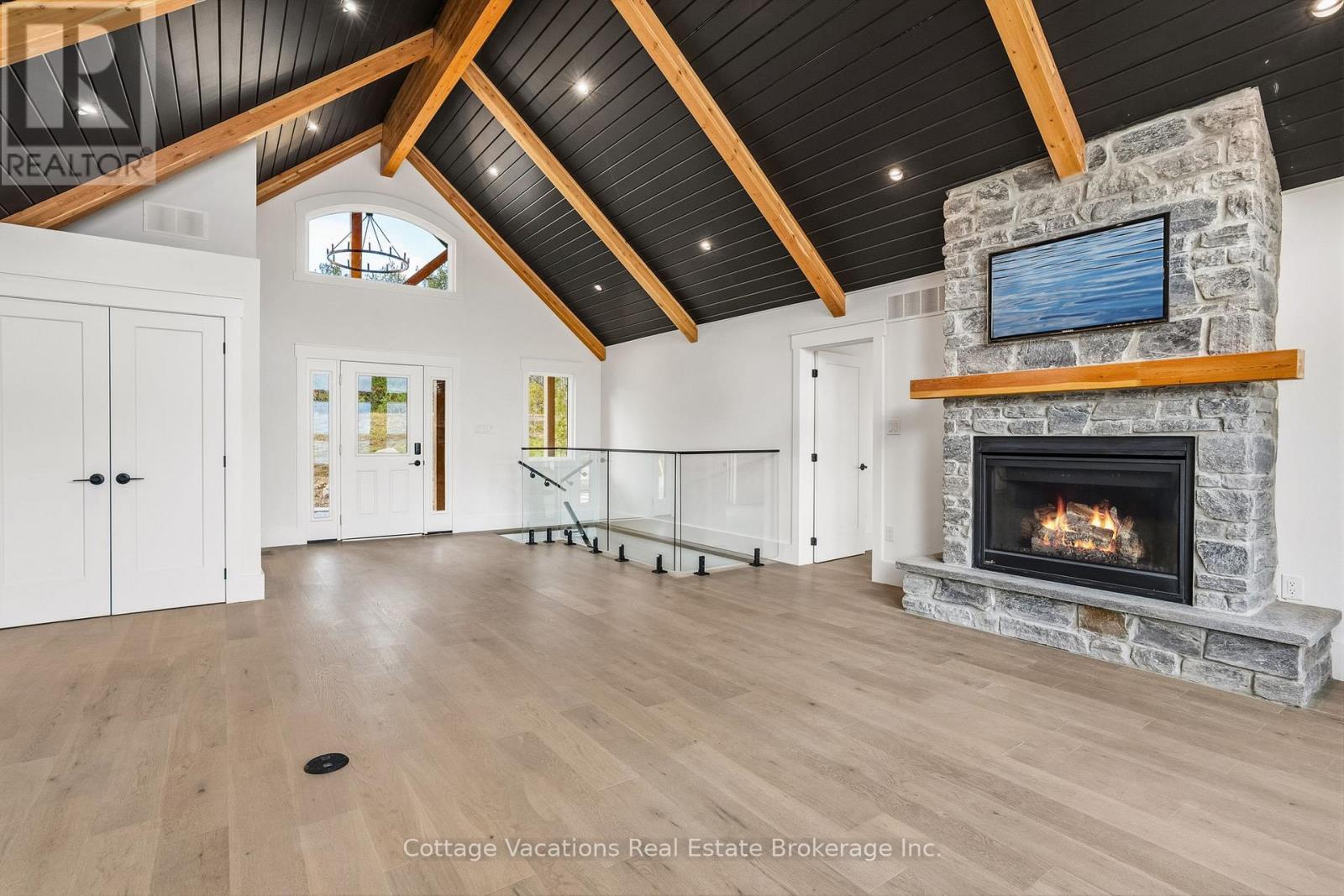 1111 Lakeshore Drive, Gravenhurst (Muskoka (S)), ON - Indoor Photo Showing Living Room With Fireplace