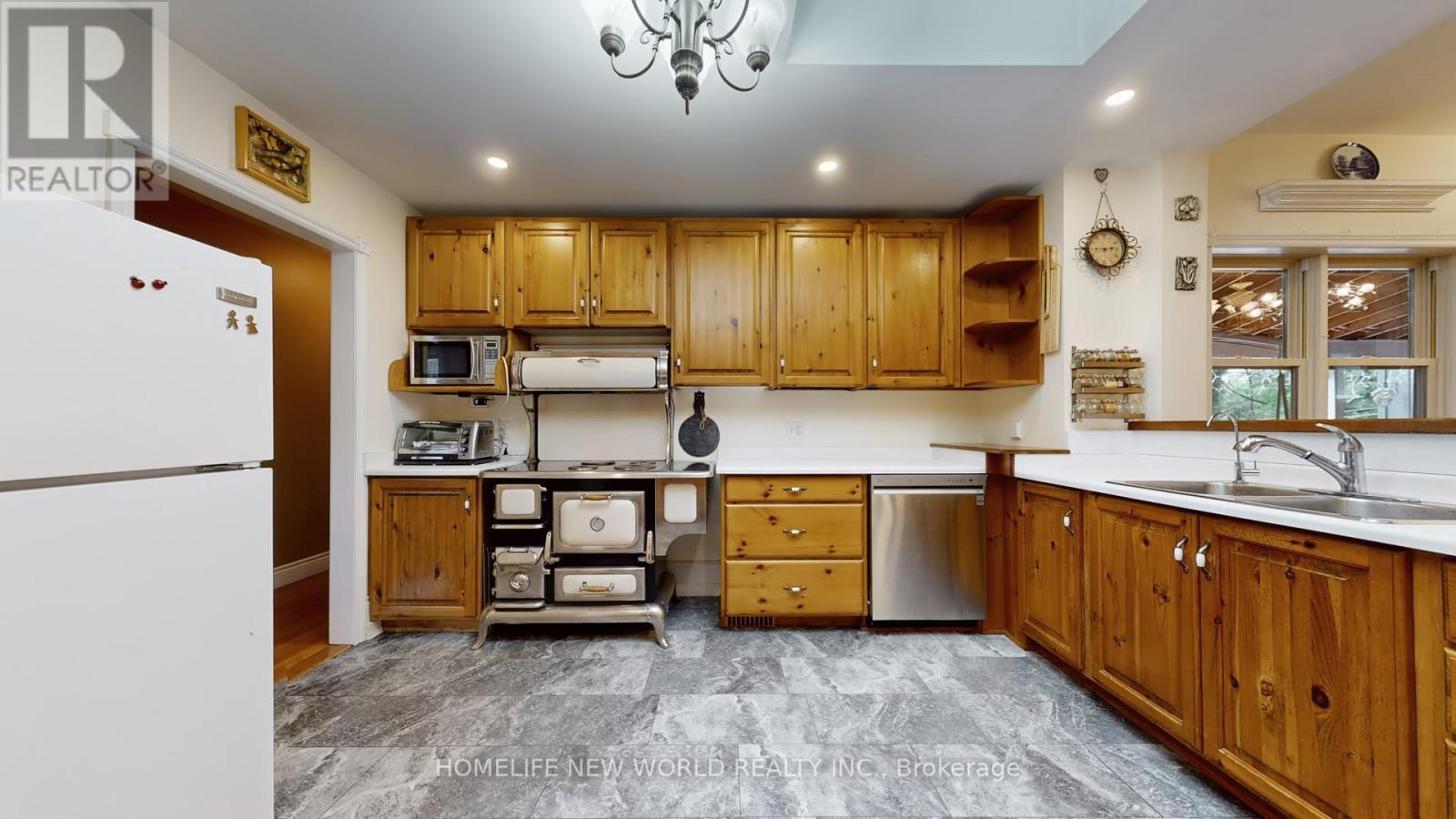 18770 Leslie Street, East Gwillimbury, ON - Indoor Photo Showing Kitchen With Double Sink