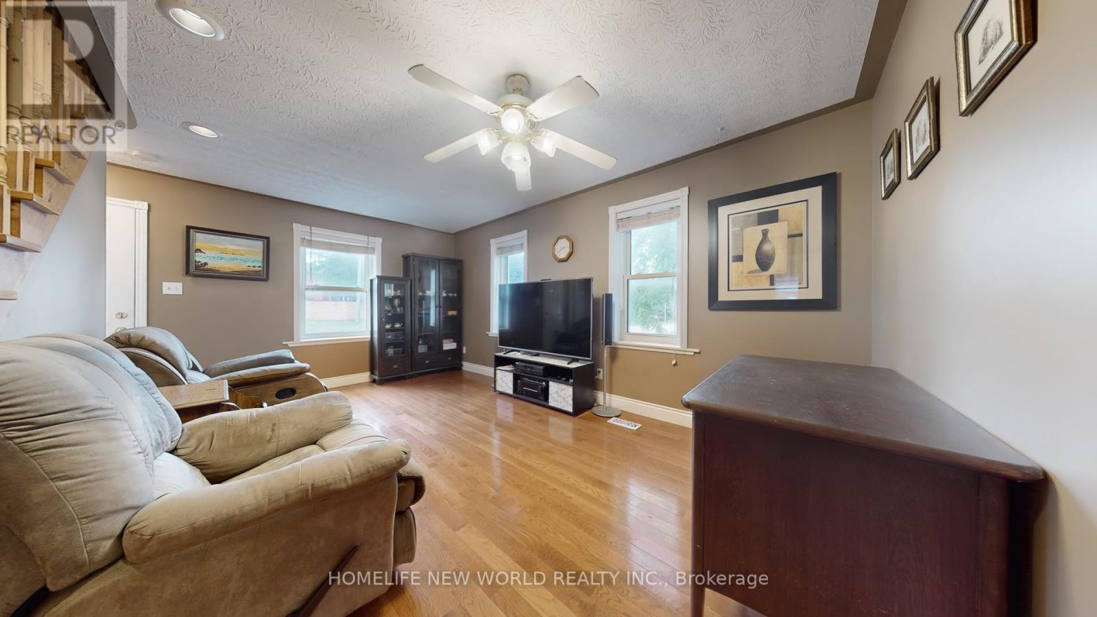 18770 Leslie Street, East Gwillimbury, ON - Indoor Photo Showing Living Room
