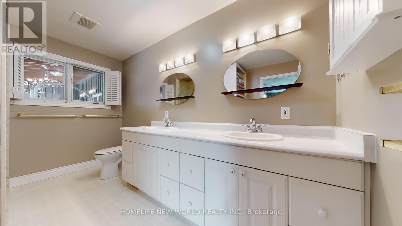 18770 Leslie Street, East Gwillimbury, ON - Indoor Photo Showing Bathroom