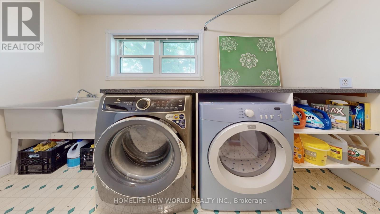 18770 Leslie Street, East Gwillimbury, ON - Indoor Photo Showing Laundry Room