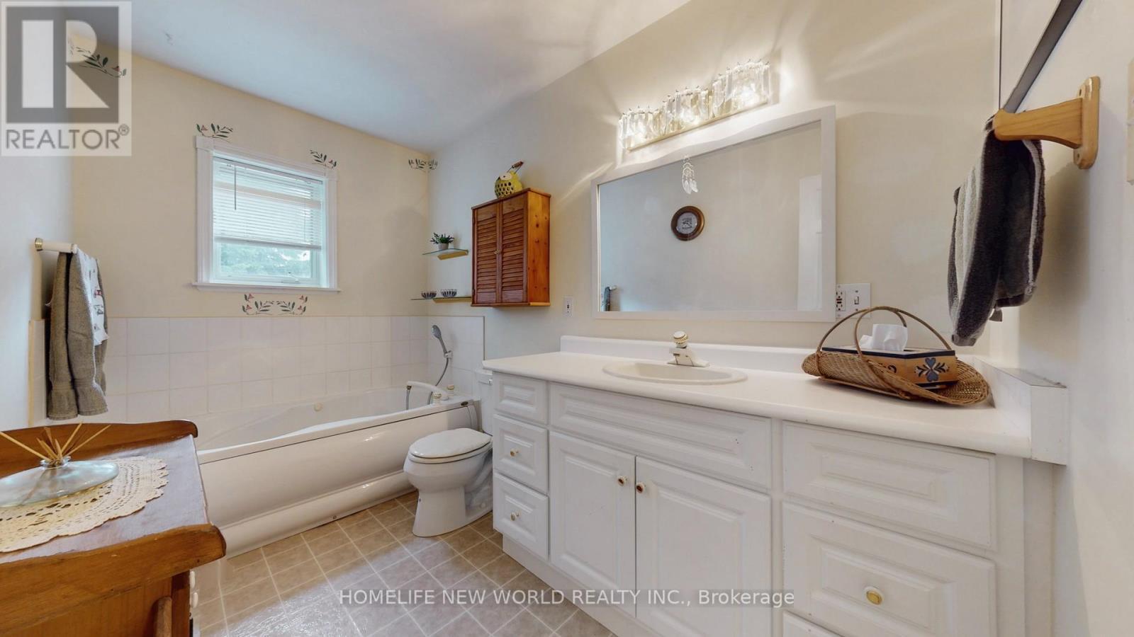 18770 Leslie Street, East Gwillimbury, ON - Indoor Photo Showing Bathroom