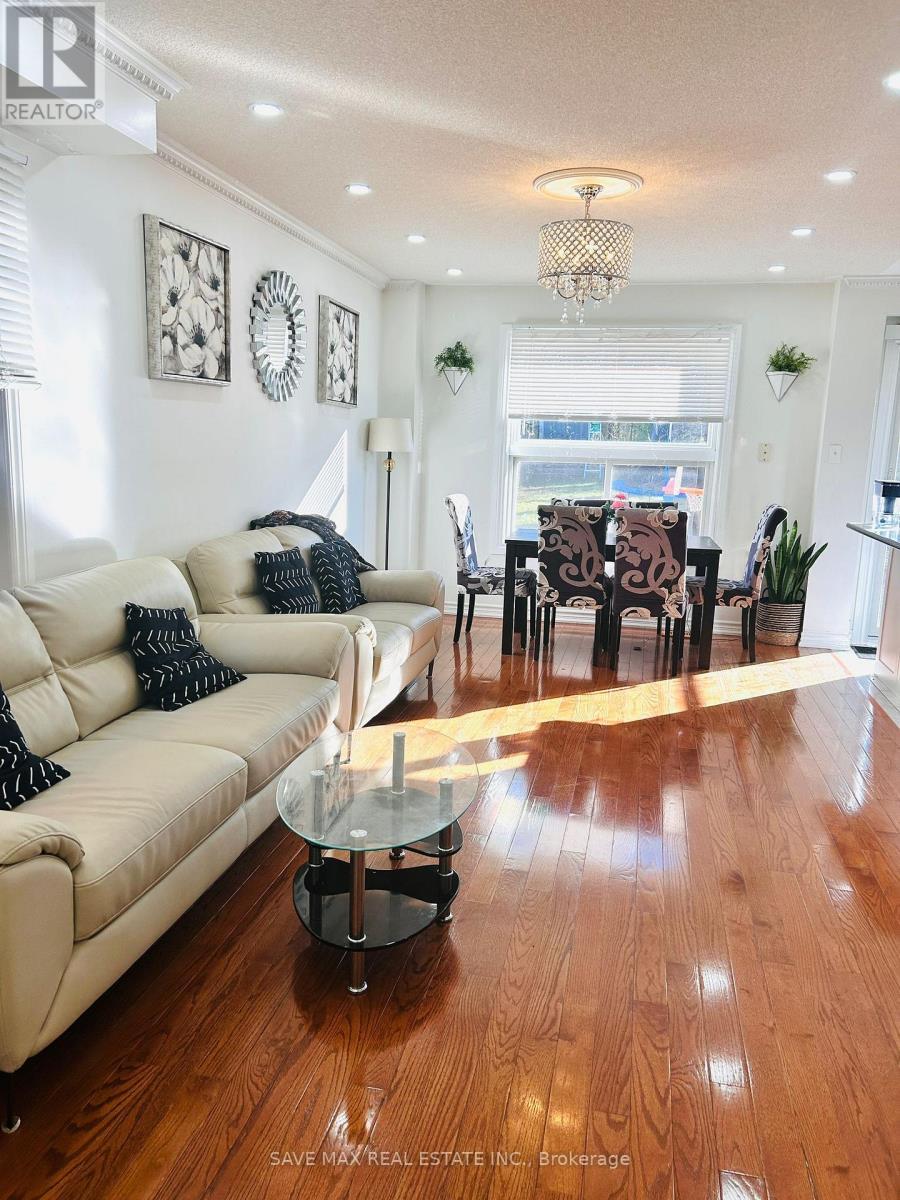 1372 Godwick Drive, Mississauga, ON - Indoor Photo Showing Living Room