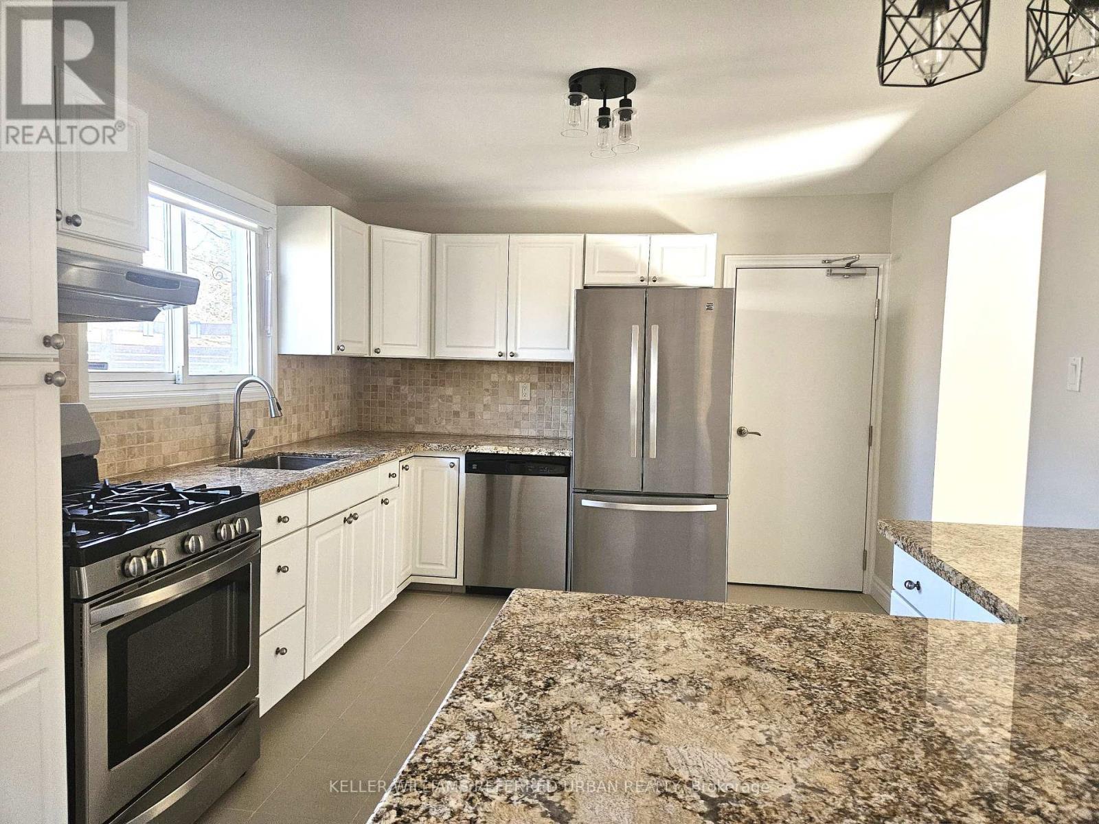 Main - 976 Timmins Gardens, Pickering, ON - Indoor Photo Showing Kitchen