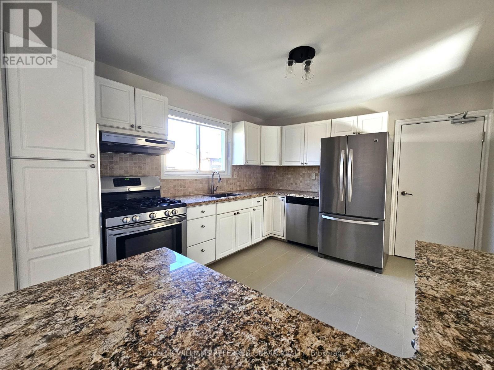 Main - 976 Timmins Gardens, Pickering, ON - Indoor Photo Showing Kitchen