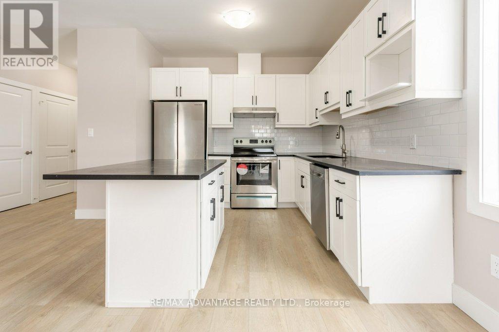 1 - 299 Tartan Drive, London East (East I), ON - Indoor Photo Showing Kitchen With Stainless Steel Kitchen