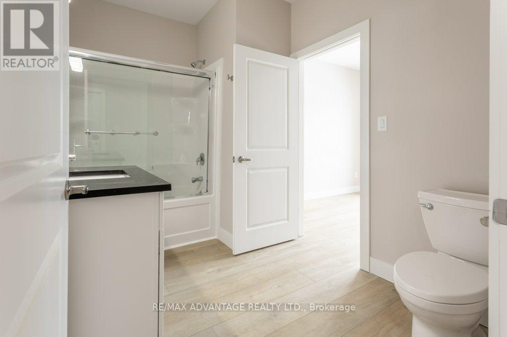 1 - 299 Tartan Drive, London East (East I), ON - Indoor Photo Showing Bathroom
