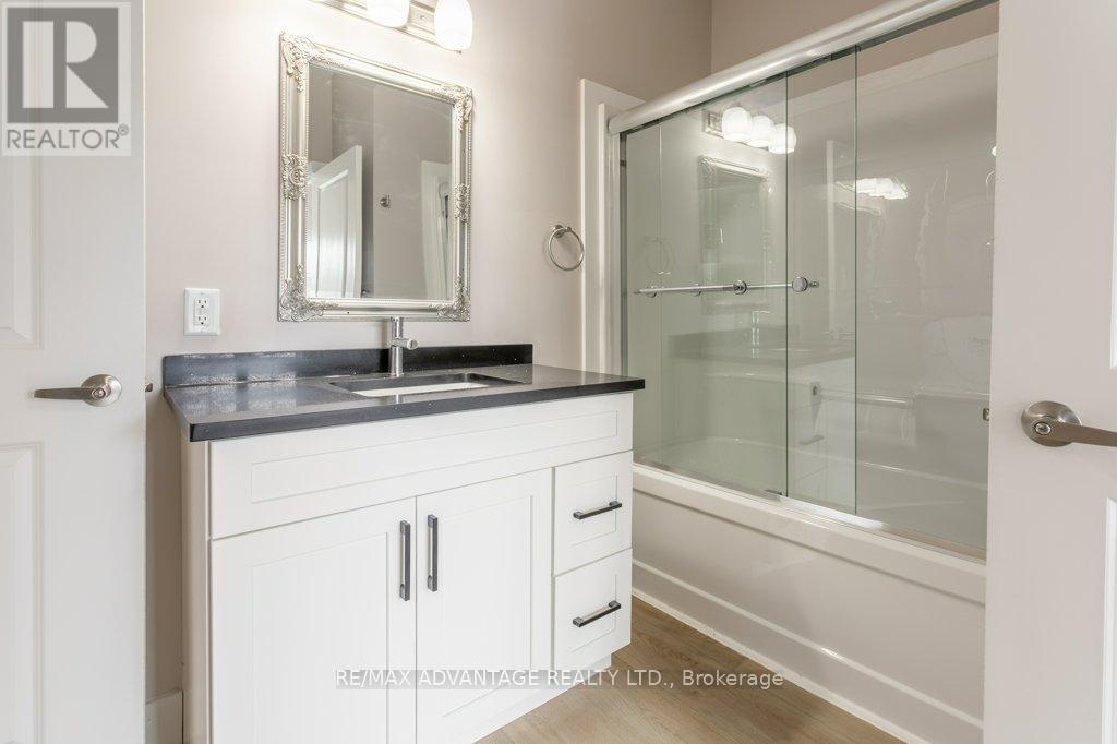 1 - 299 Tartan Drive, London East (East I), ON - Indoor Photo Showing Bathroom