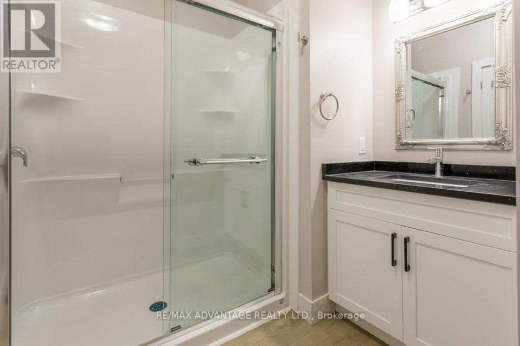 1 - 299 Tartan Drive, London East (East I), ON - Indoor Photo Showing Bathroom