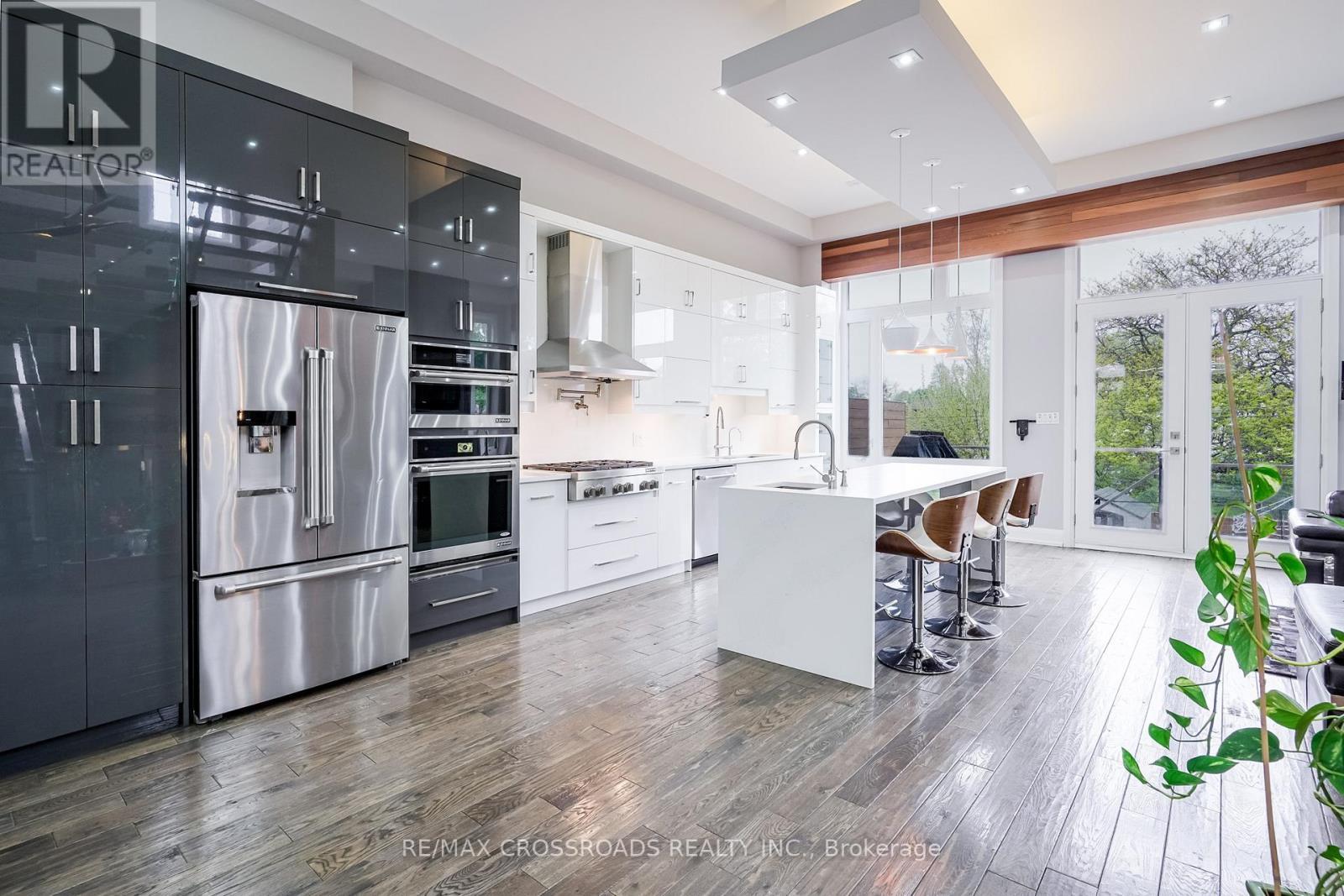1A Roblin Avenue, Toronto, ON - Indoor Photo Showing Kitchen With Upgraded Kitchen