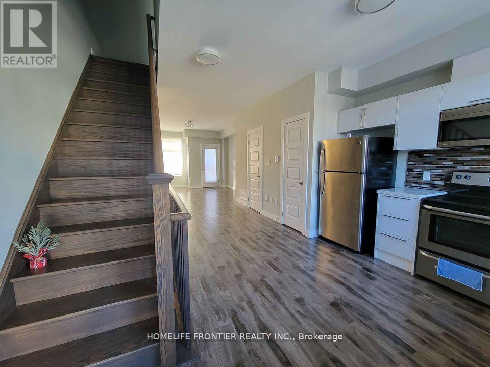 3 Upper - 540 Essa Road, Barrie, ON - Indoor Photo Showing Kitchen