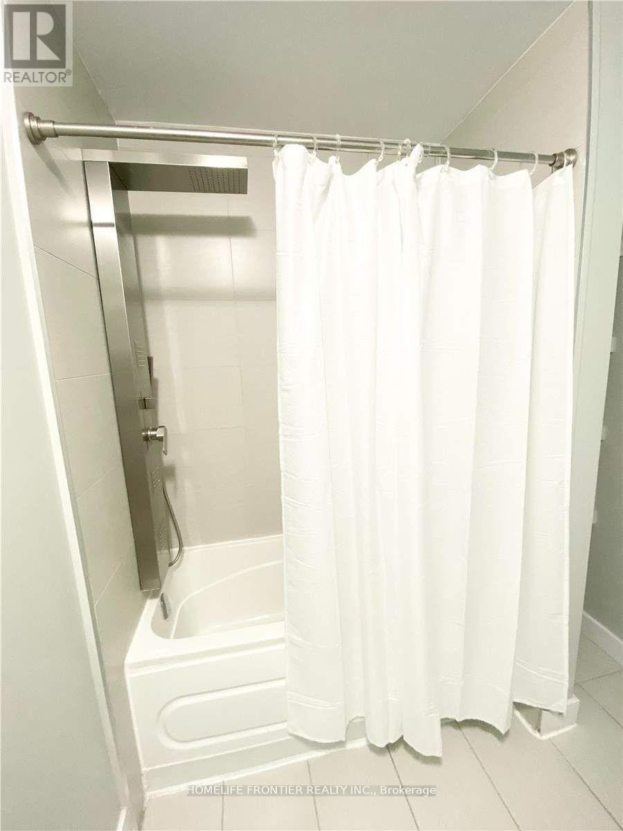 3 Upper - 540 Essa Road, Barrie, ON - Indoor Photo Showing Bathroom