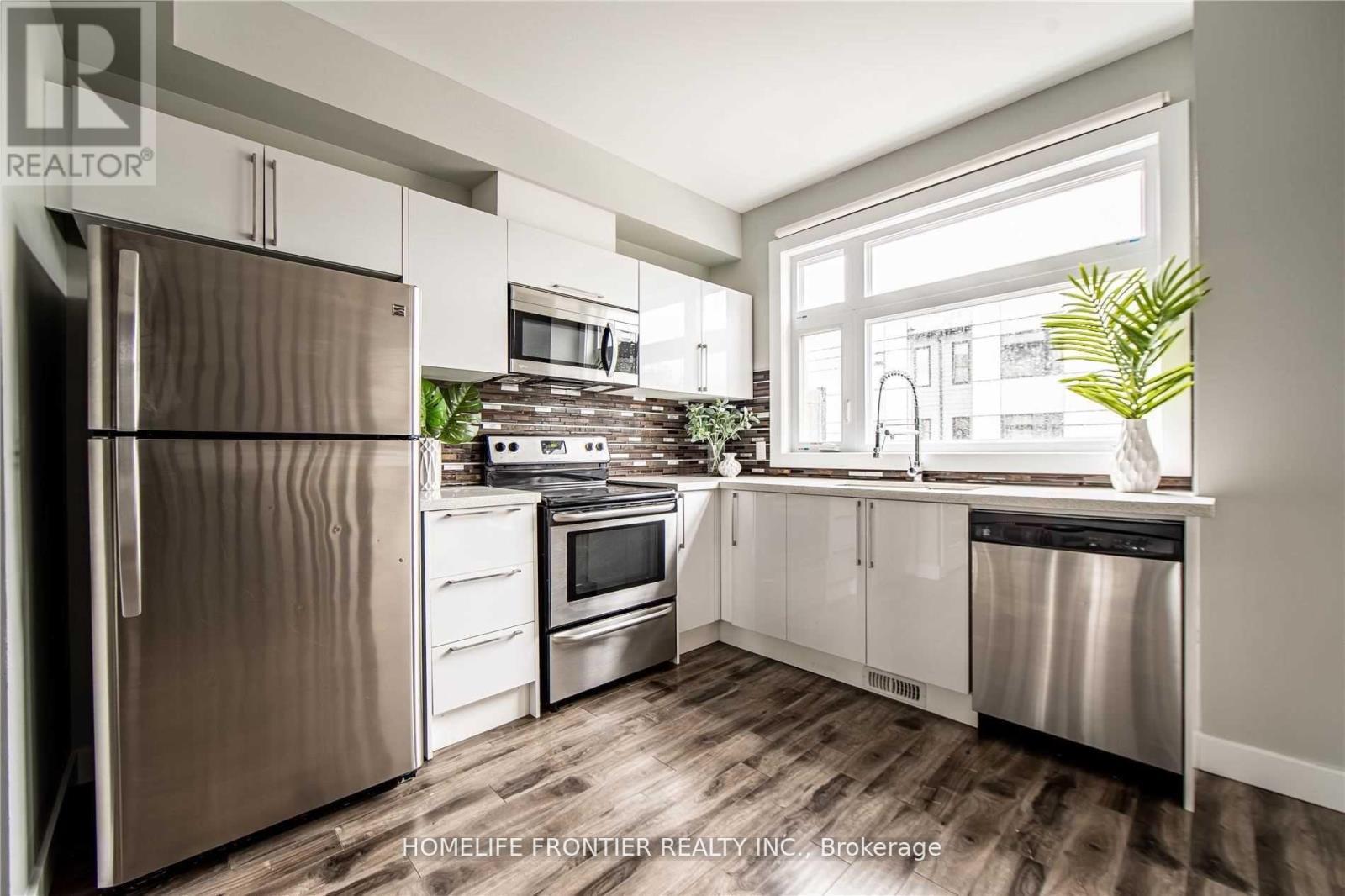 3 Upper - 540 Essa Road, Barrie, ON - Indoor Photo Showing Kitchen