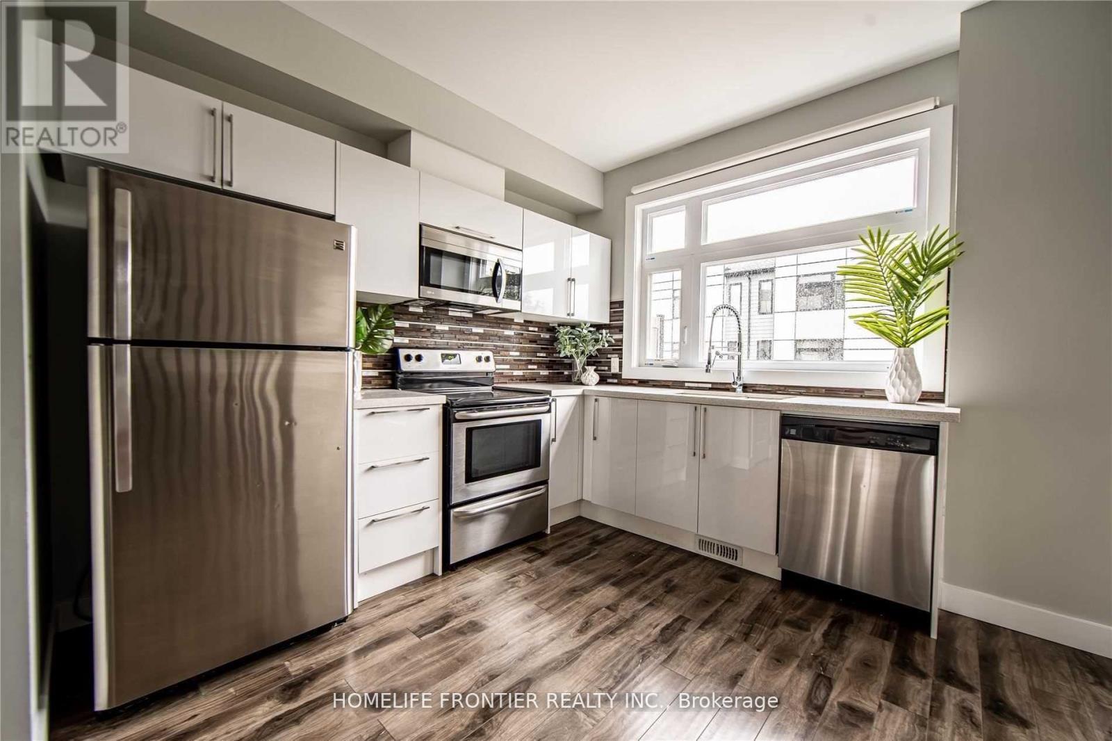3 Upper - 540 Essa Road, Barrie, ON - Indoor Photo Showing Kitchen