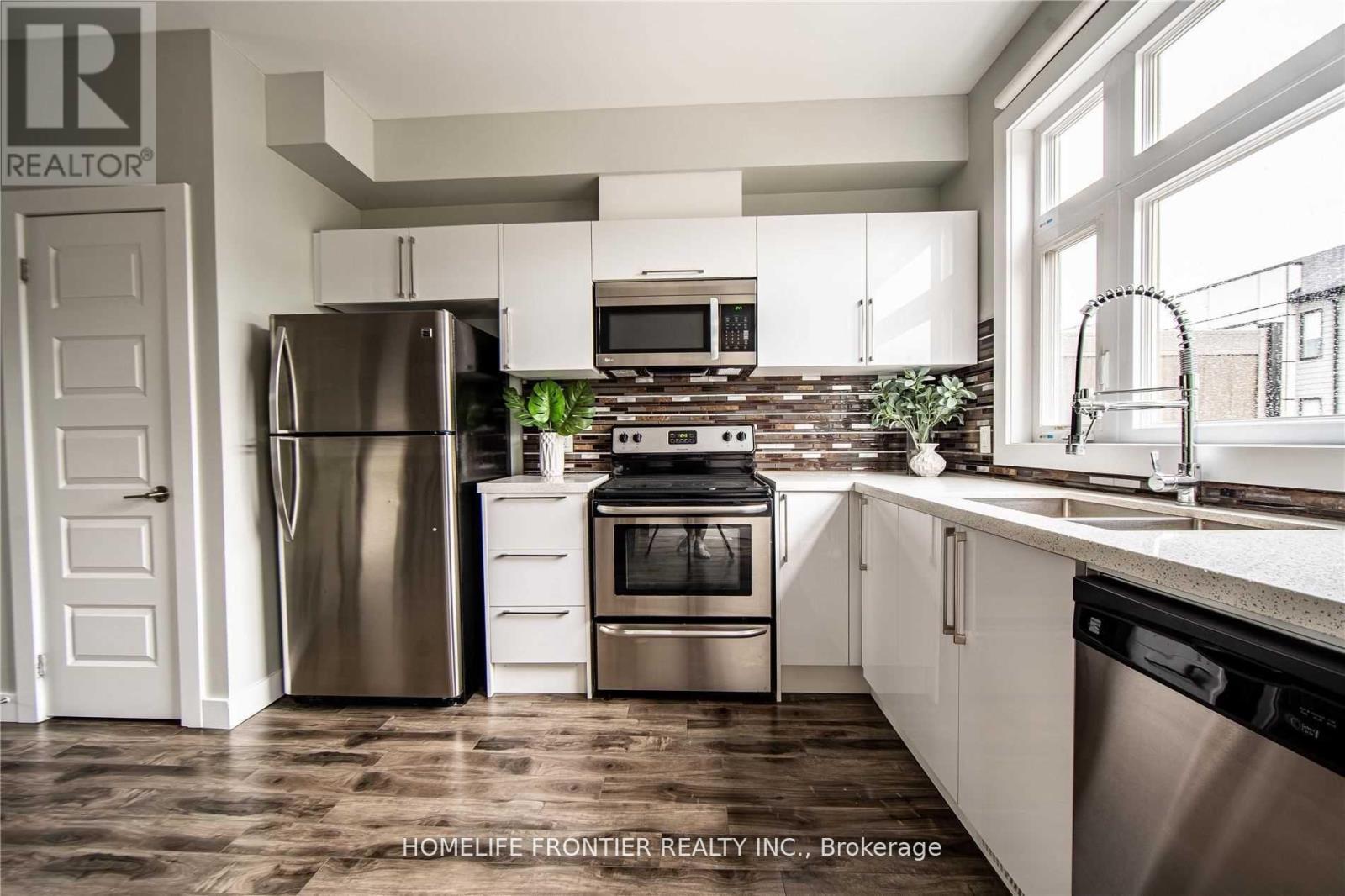 3 Upper - 540 Essa Road, Barrie, ON - Indoor Photo Showing Kitchen With Double Sink