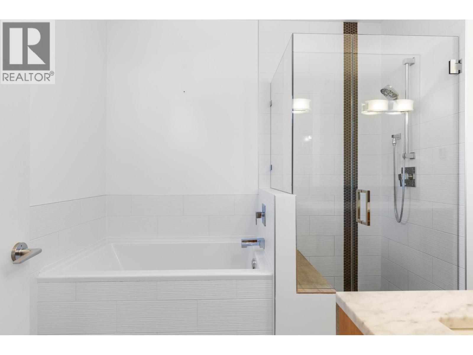 443 Christleton Avenue, Kelowna, BC - Indoor Photo Showing Bathroom