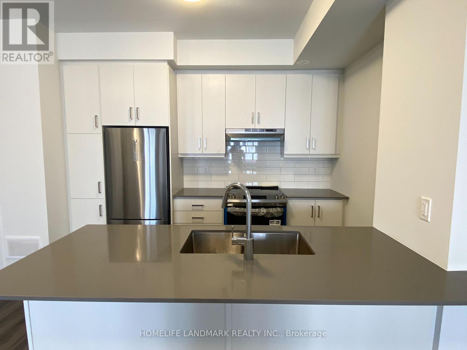 Th223 - 131 Honeycrisp Crescent, Vaughan, ON - Indoor Photo Showing Kitchen With Stainless Steel Kitchen With Double Sink With Upgraded Kitchen