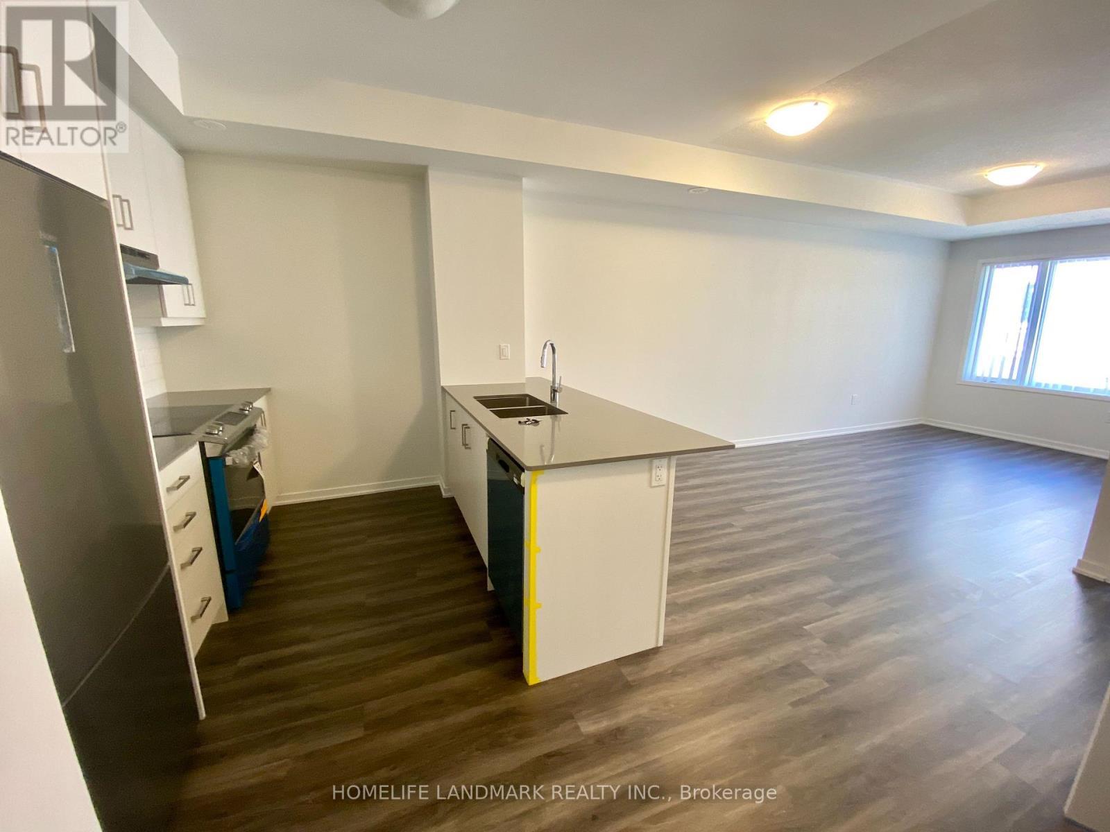 Th223 - 131 Honeycrisp Crescent, Vaughan, ON - Indoor Photo Showing Kitchen With Double Sink