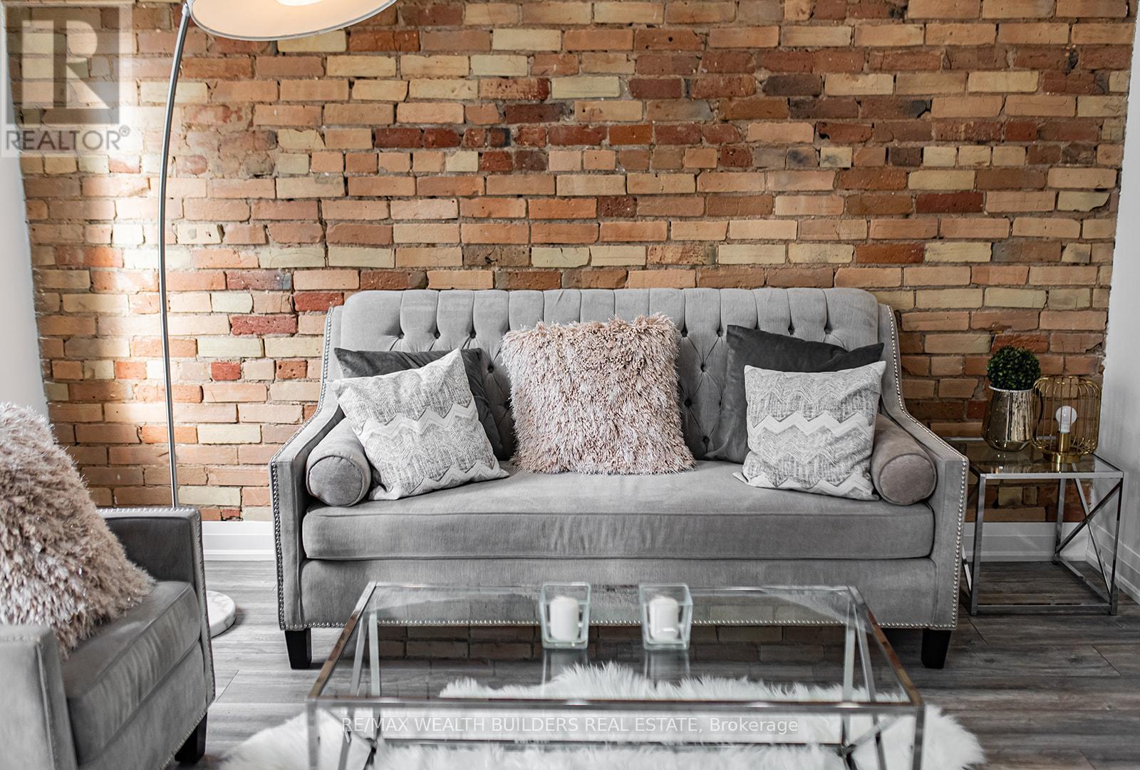 4 - 213 Jarvis Street, Toronto, ON - Indoor Photo Showing Living Room