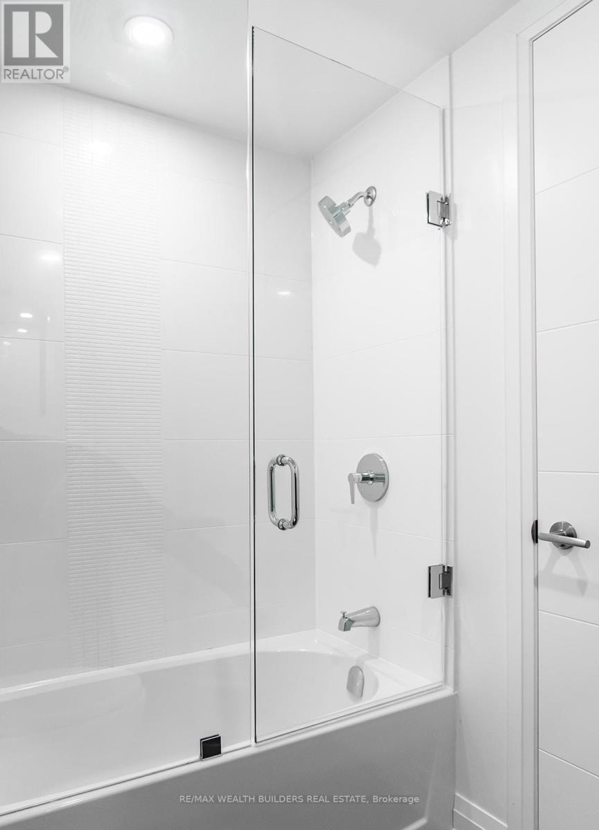 4 - 213 Jarvis Street, Toronto, ON - Indoor Photo Showing Bathroom