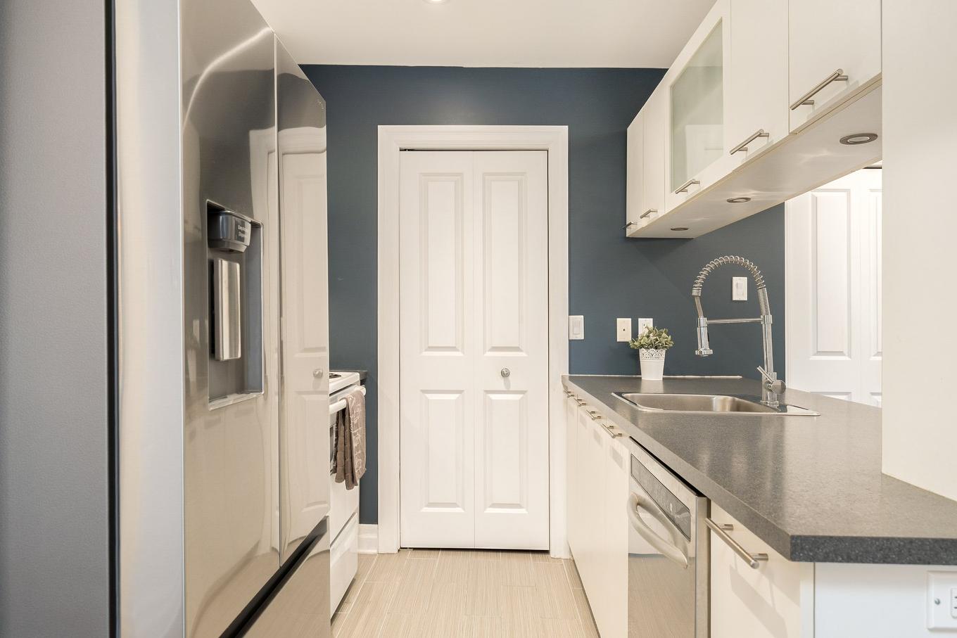 Cuisine - 303-2560 Rue Bélanger, Montréal (Rosemont/La Petite-Patrie), QC - Indoor Photo Showing Kitchen With Double Sink