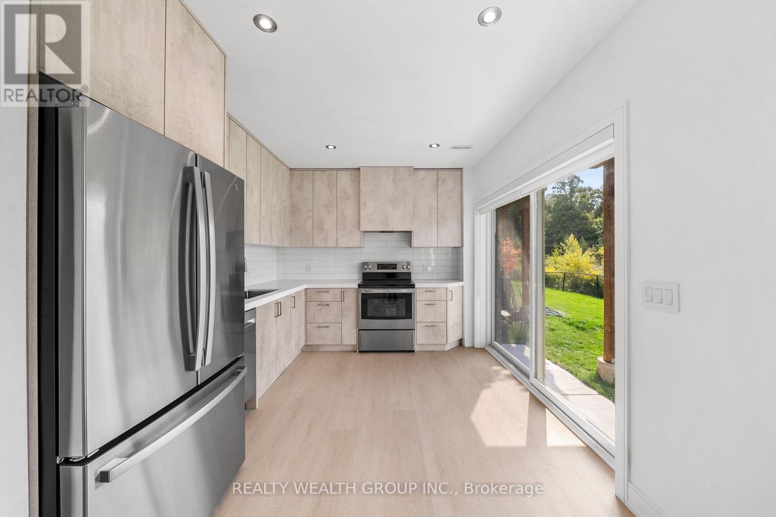 261 Seaview Heights S, East Gwillimbury, ON - Indoor Photo Showing Kitchen