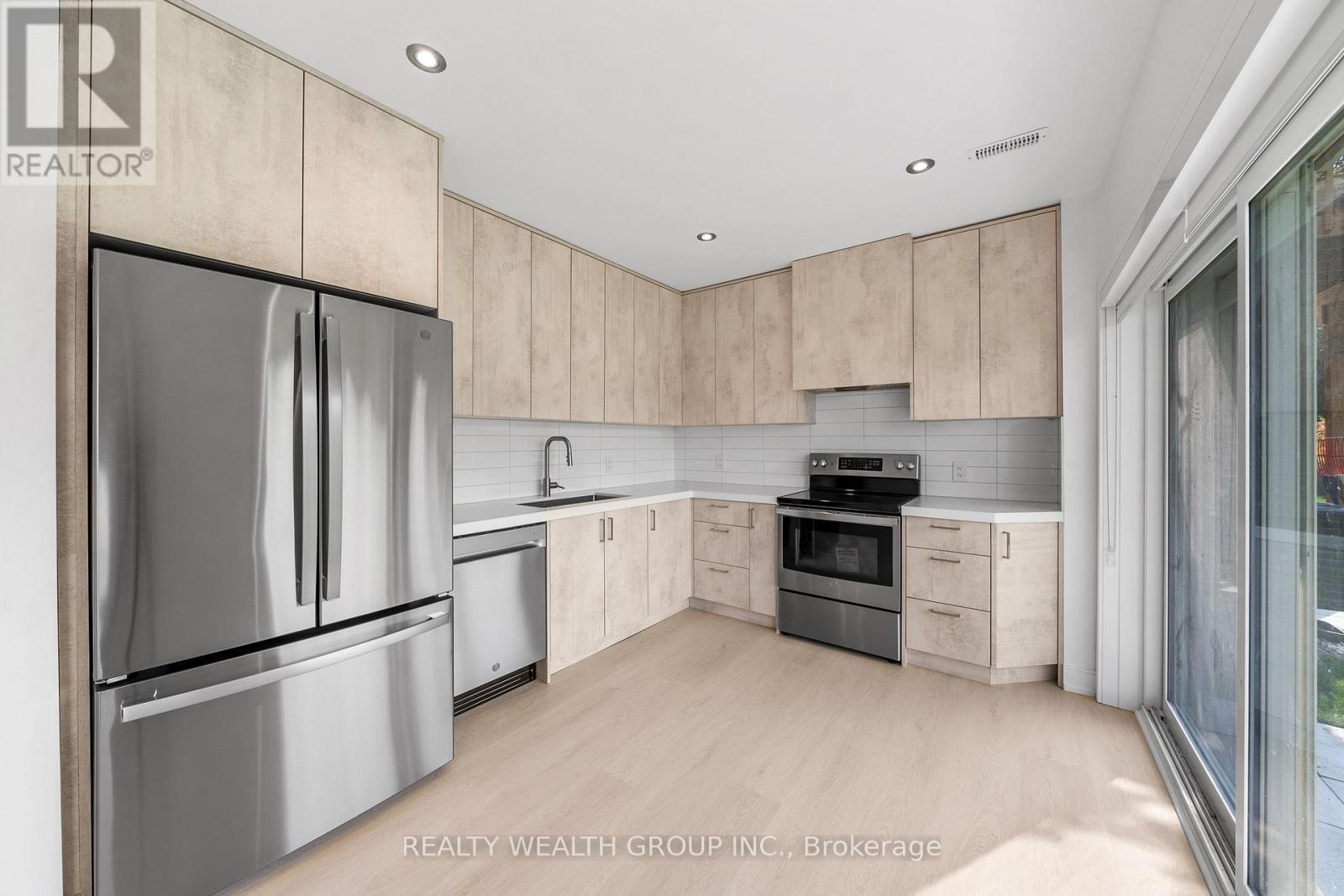 261 Seaview Heights S, East Gwillimbury, ON - Indoor Photo Showing Kitchen