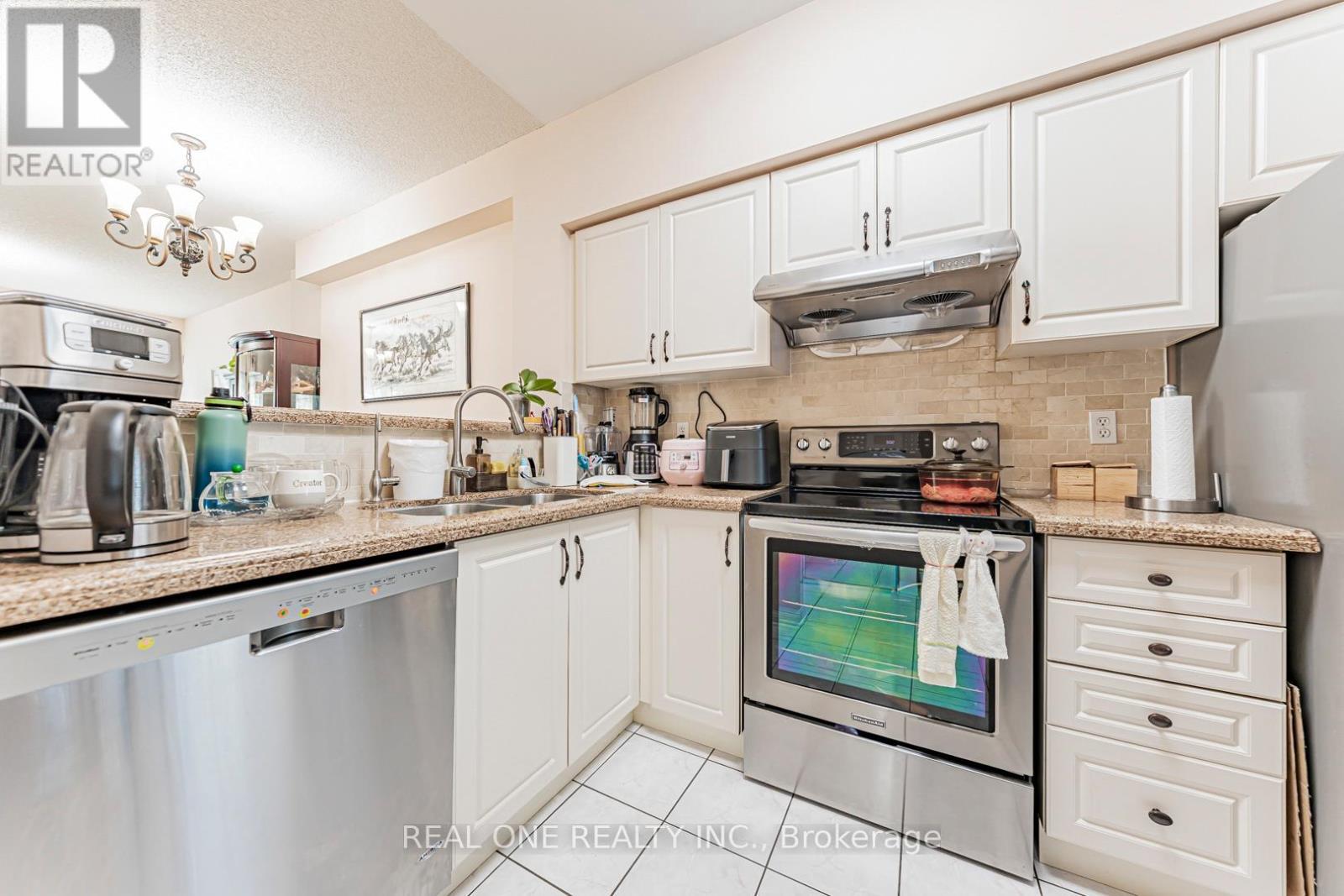 5 - 8 St Moritz Way, Markham, ON - Indoor Photo Showing Kitchen With Double Sink