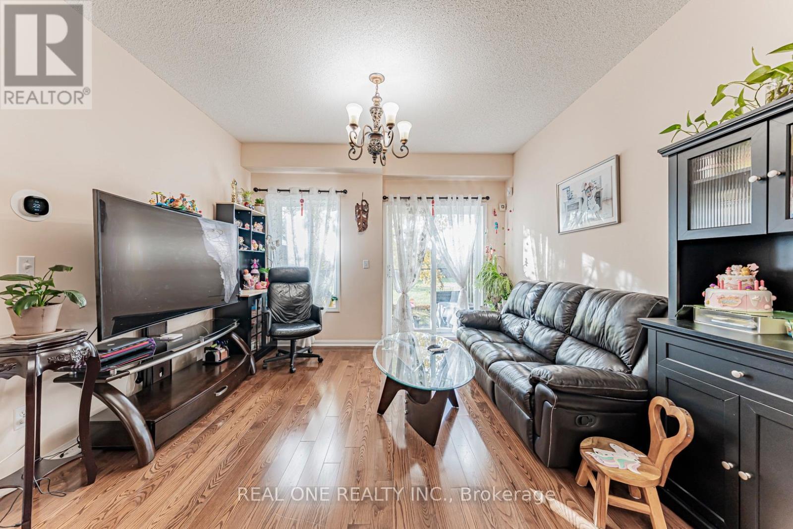 5 - 8 St Moritz Way, Markham, ON - Indoor Photo Showing Living Room