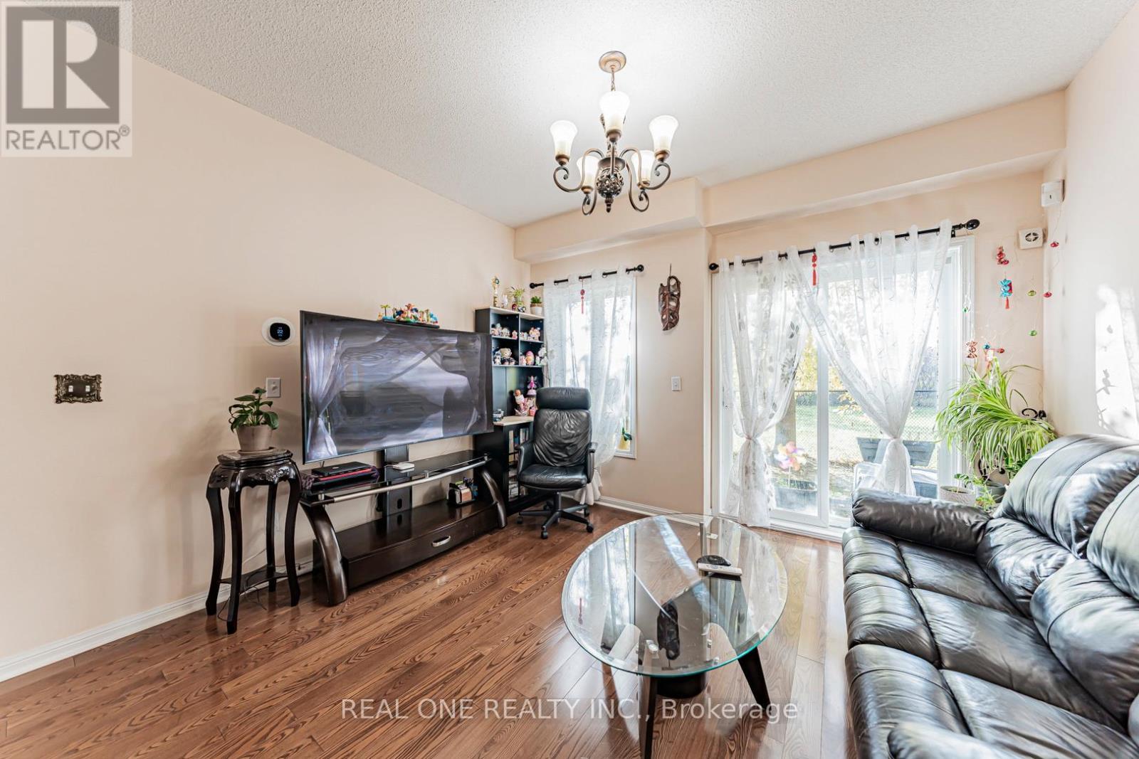 5 - 8 St Moritz Way, Markham, ON - Indoor Photo Showing Living Room