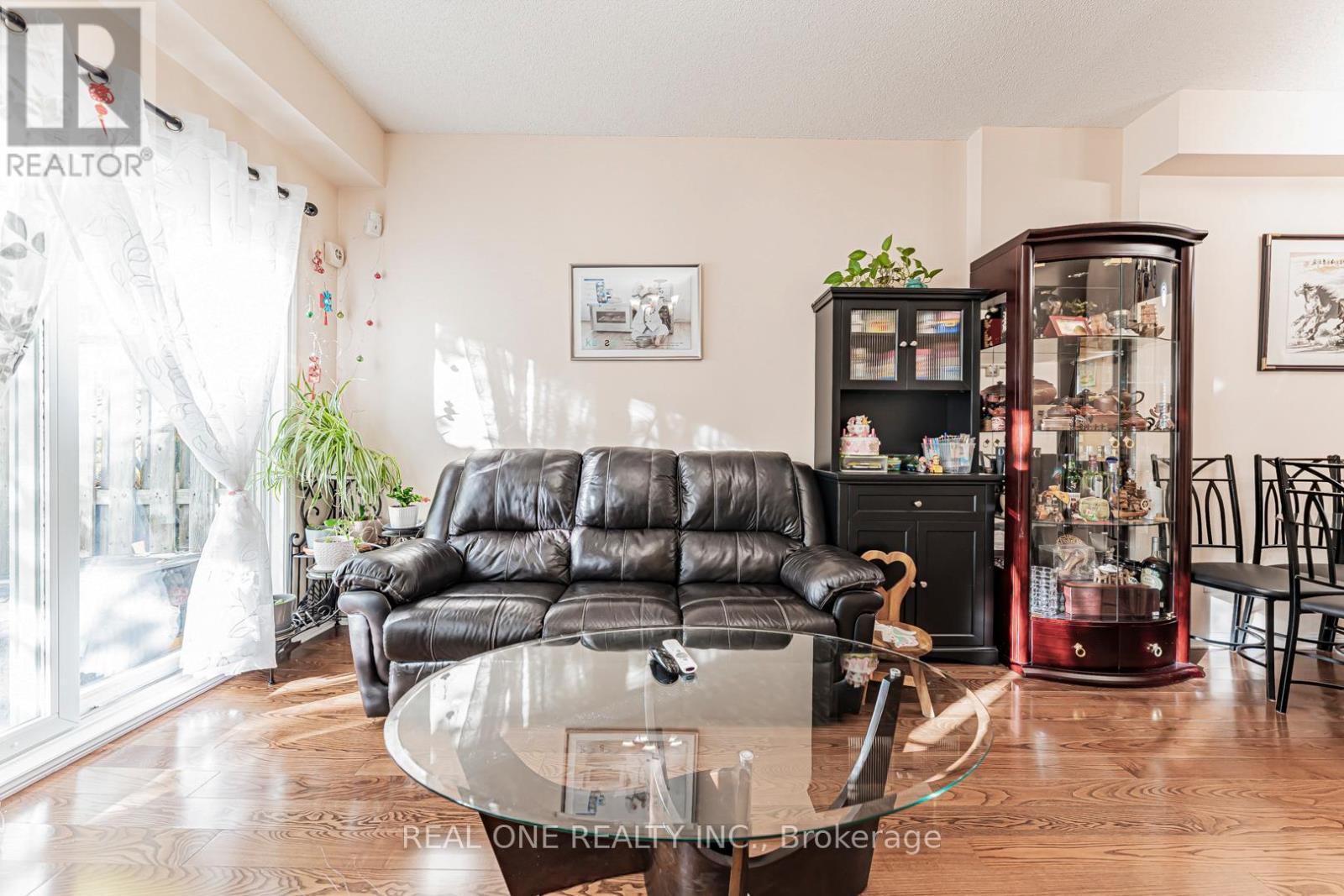 5 - 8 St Moritz Way, Markham, ON - Indoor Photo Showing Living Room