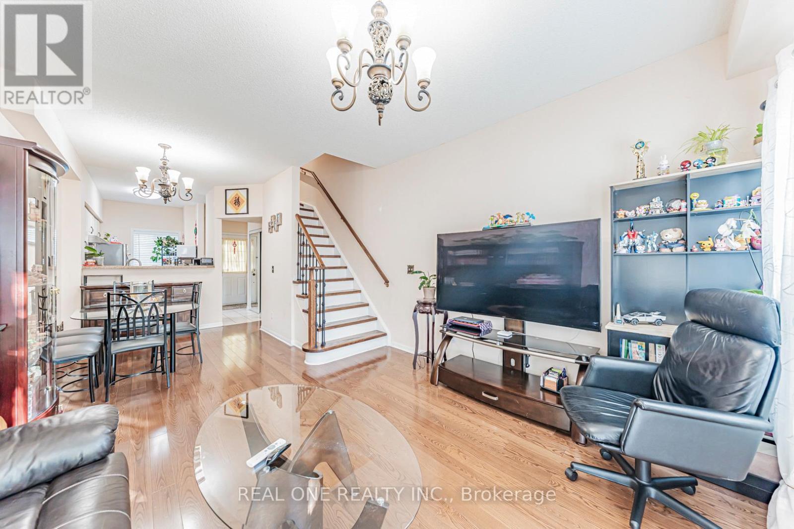 5 - 8 St Moritz Way, Markham, ON - Indoor Photo Showing Living Room