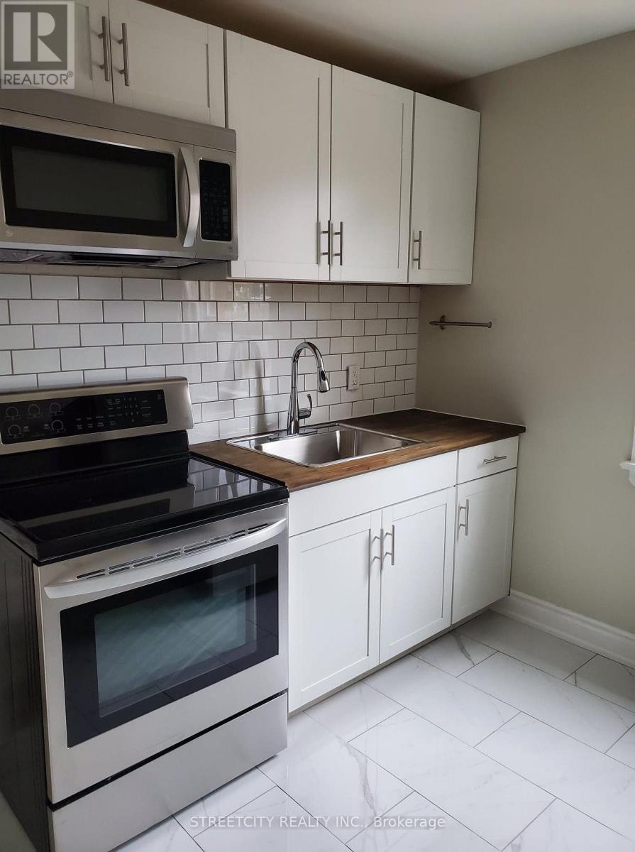 191 Broadway Street, Mississauga, ON - Indoor Photo Showing Kitchen