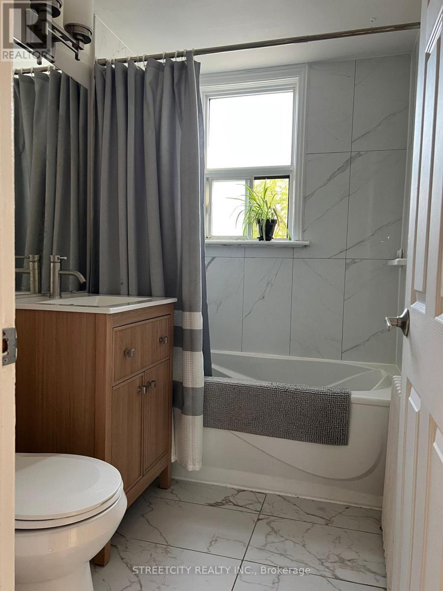 191 Broadway Street, Mississauga, ON - Indoor Photo Showing Bathroom