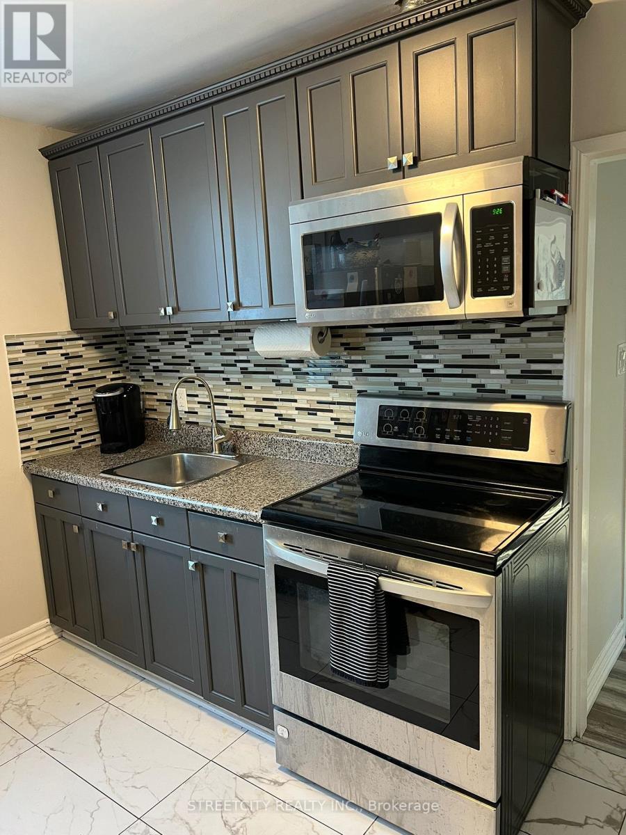 191 Broadway Street, Mississauga, ON - Indoor Photo Showing Kitchen