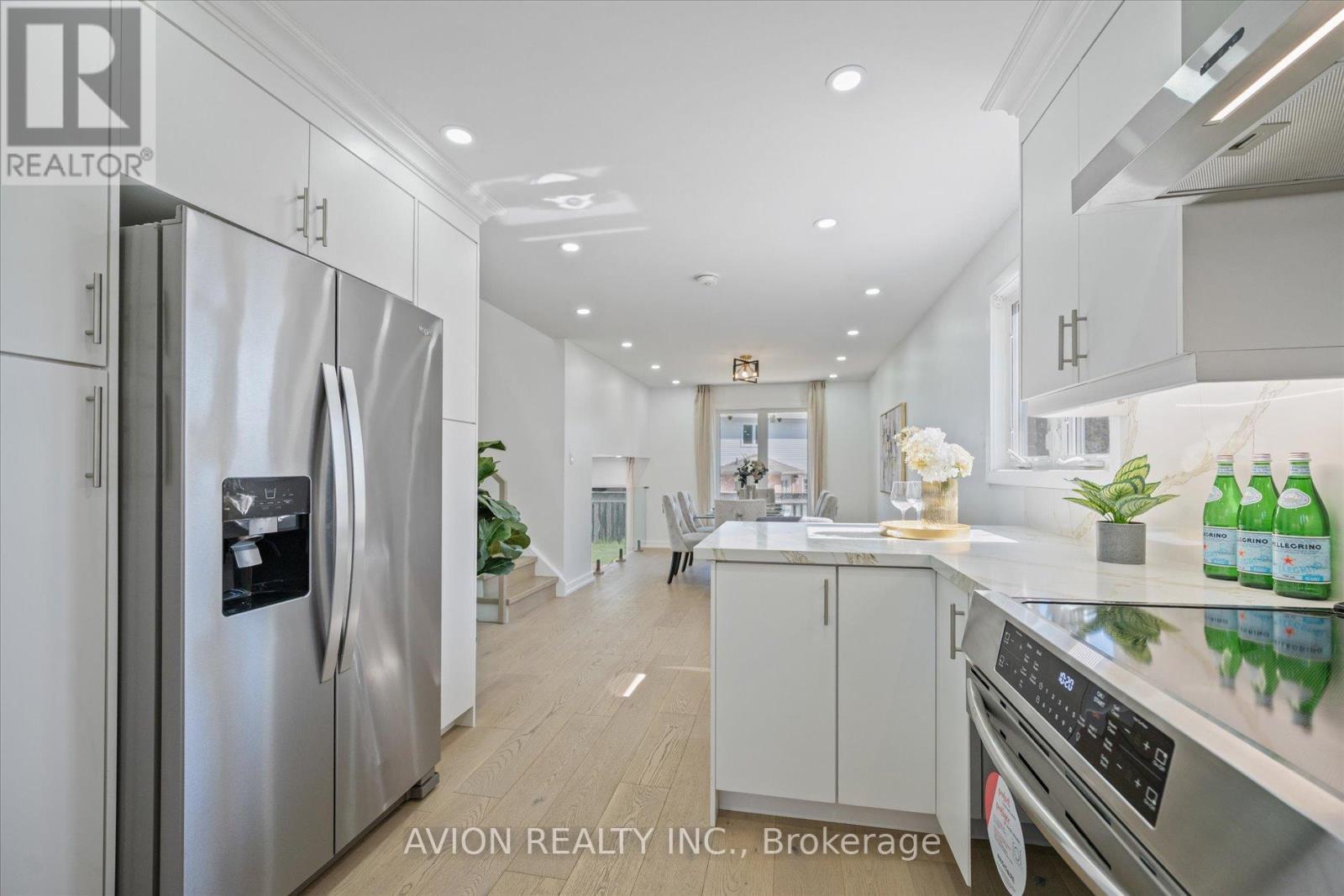 1397 Highgate Court, Oakville, ON - Indoor Photo Showing Kitchen With Upgraded Kitchen