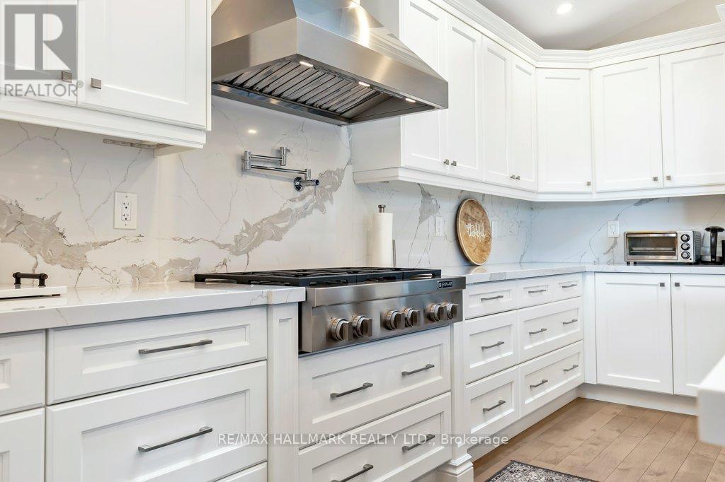 3 Averdon Crescent, Toronto, ON - Indoor Photo Showing Kitchen With Upgraded Kitchen