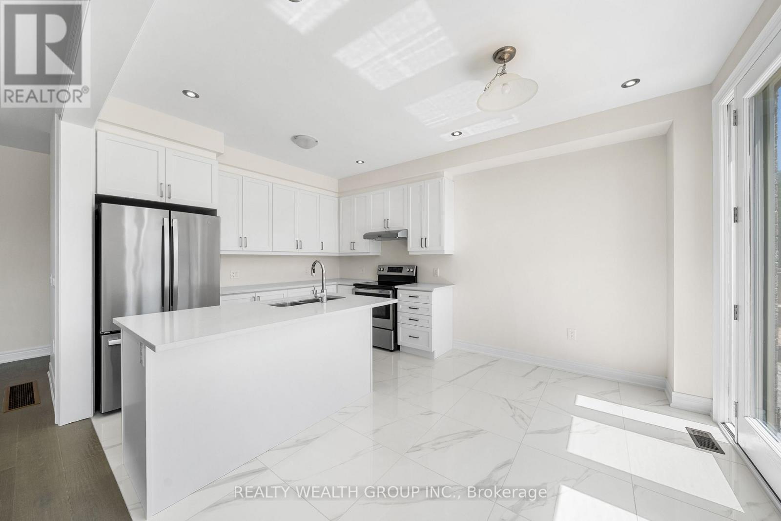 261 Seaview Heights, East Gwillimbury, ON - Indoor Photo Showing Kitchen