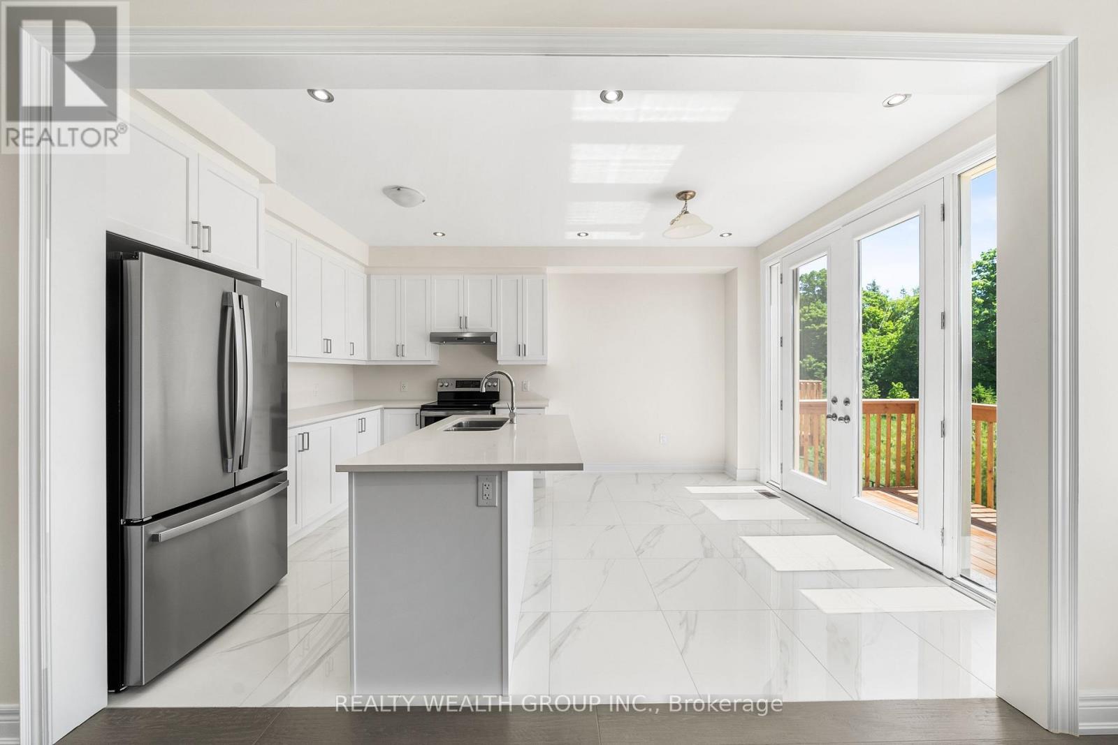 261 Seaview Heights, East Gwillimbury, ON - Indoor Photo Showing Kitchen
