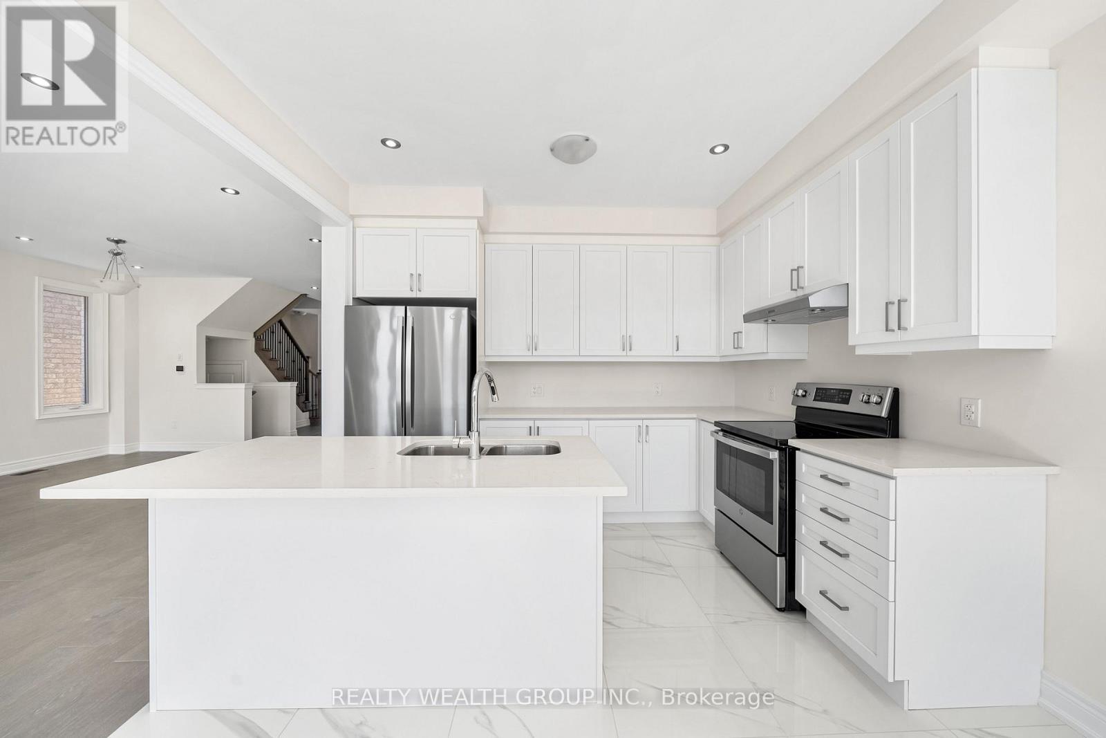 261 Seaview Heights, East Gwillimbury, ON - Indoor Photo Showing Kitchen With Double Sink With Upgraded Kitchen