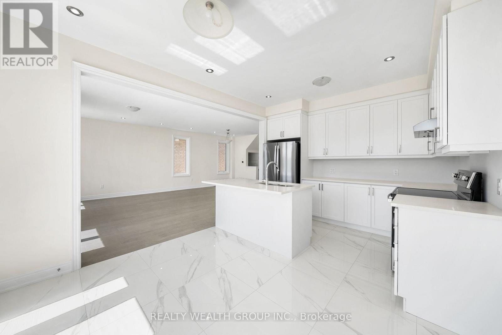 261 Seaview Heights, East Gwillimbury, ON - Indoor Photo Showing Kitchen