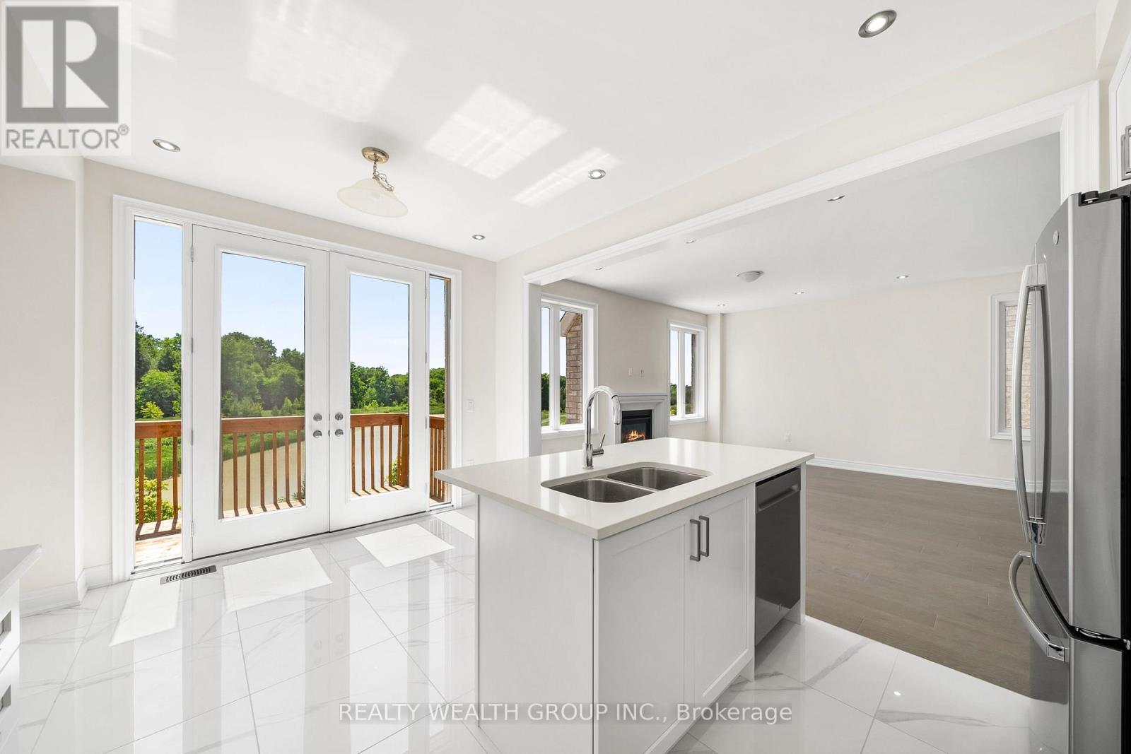 261 Seaview Heights, East Gwillimbury, ON - Indoor Photo Showing Kitchen With Double Sink