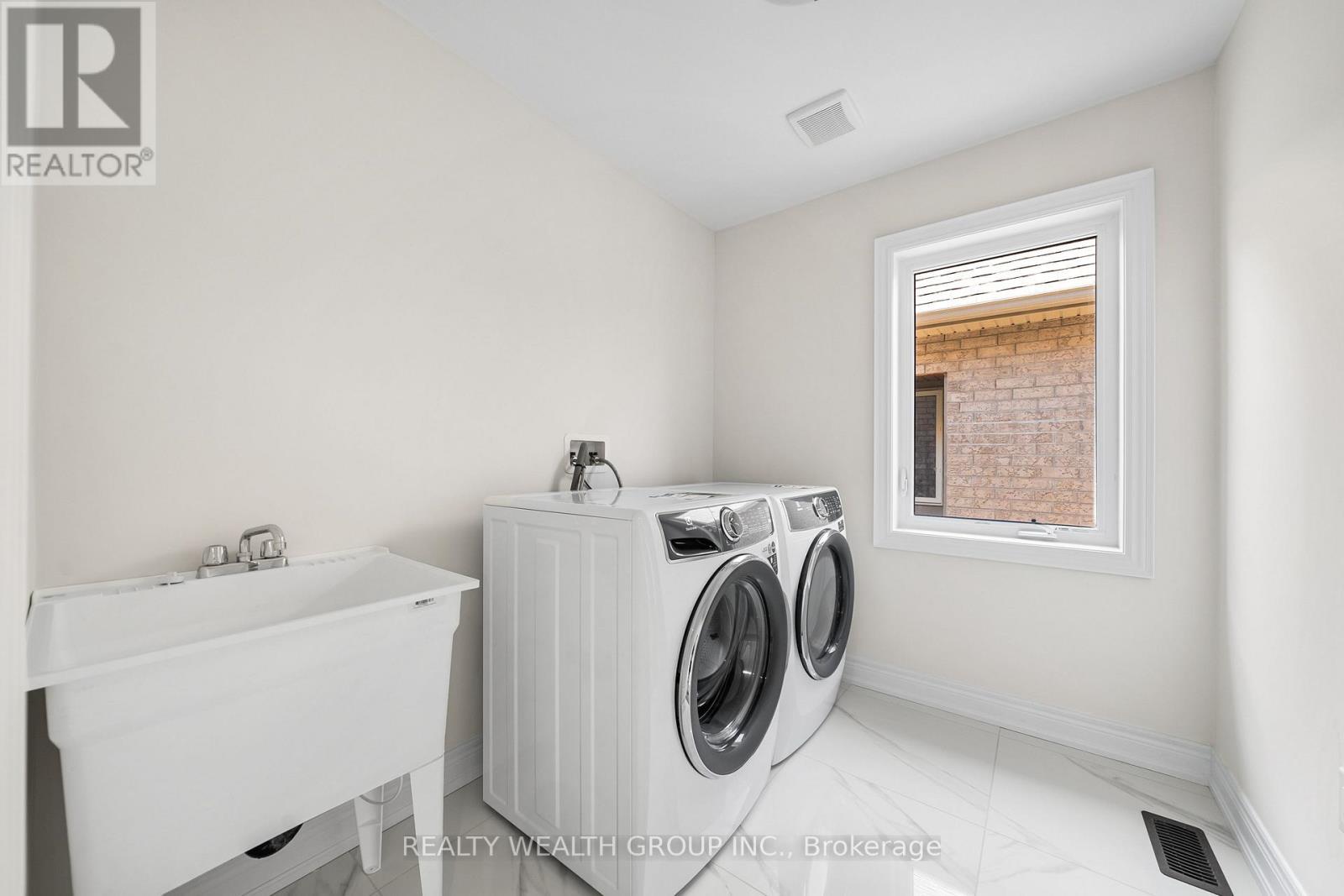 261 Seaview Heights, East Gwillimbury, ON - Indoor Photo Showing Laundry Room