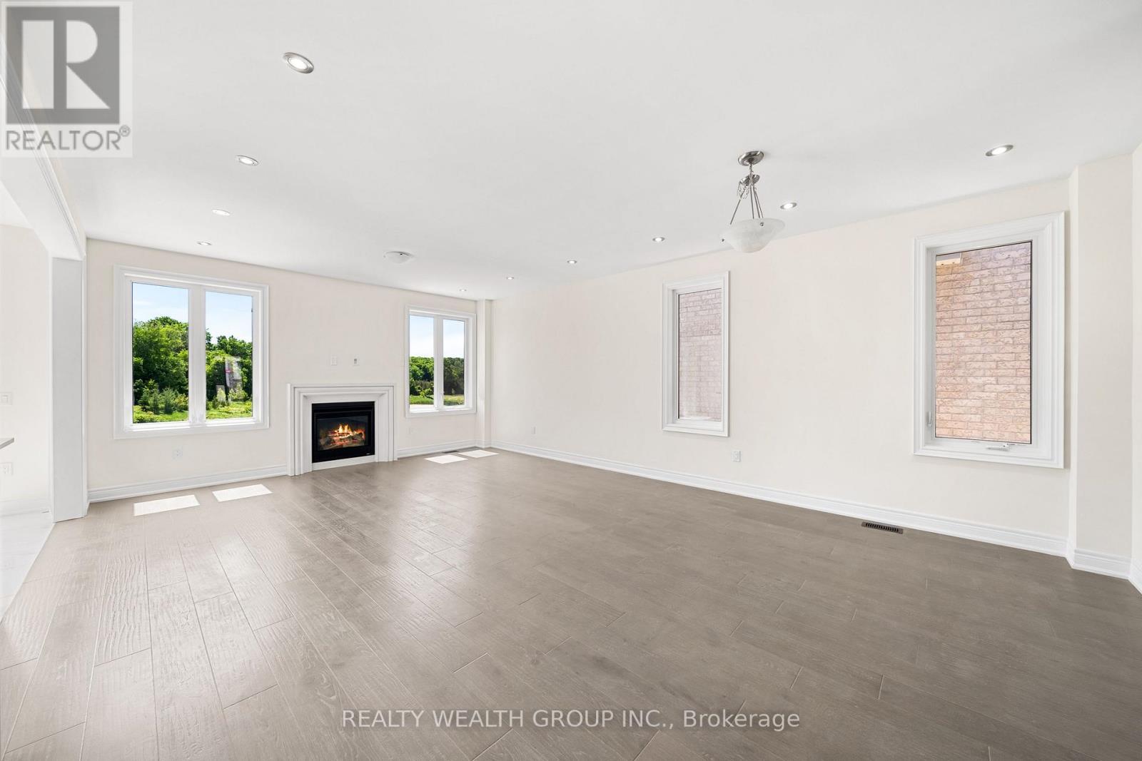 261 Seaview Heights, East Gwillimbury, ON - Indoor Photo Showing Living Room With Fireplace