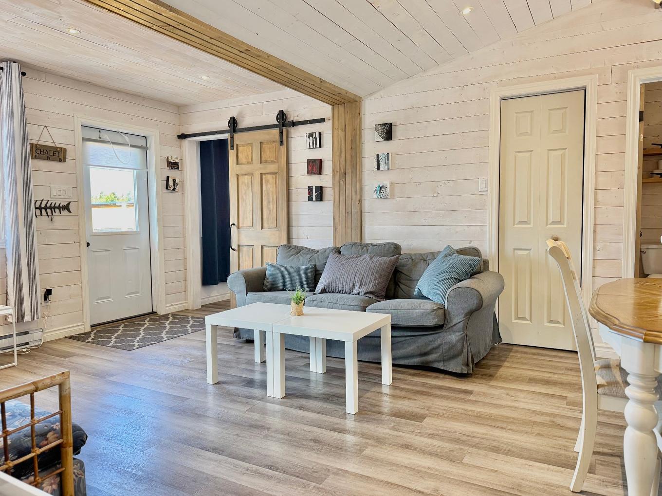 Living room - 954 Ch. De Gros-Cap, Les Îles-De-La-Madeleine, QC - Indoor Photo Showing Other Room