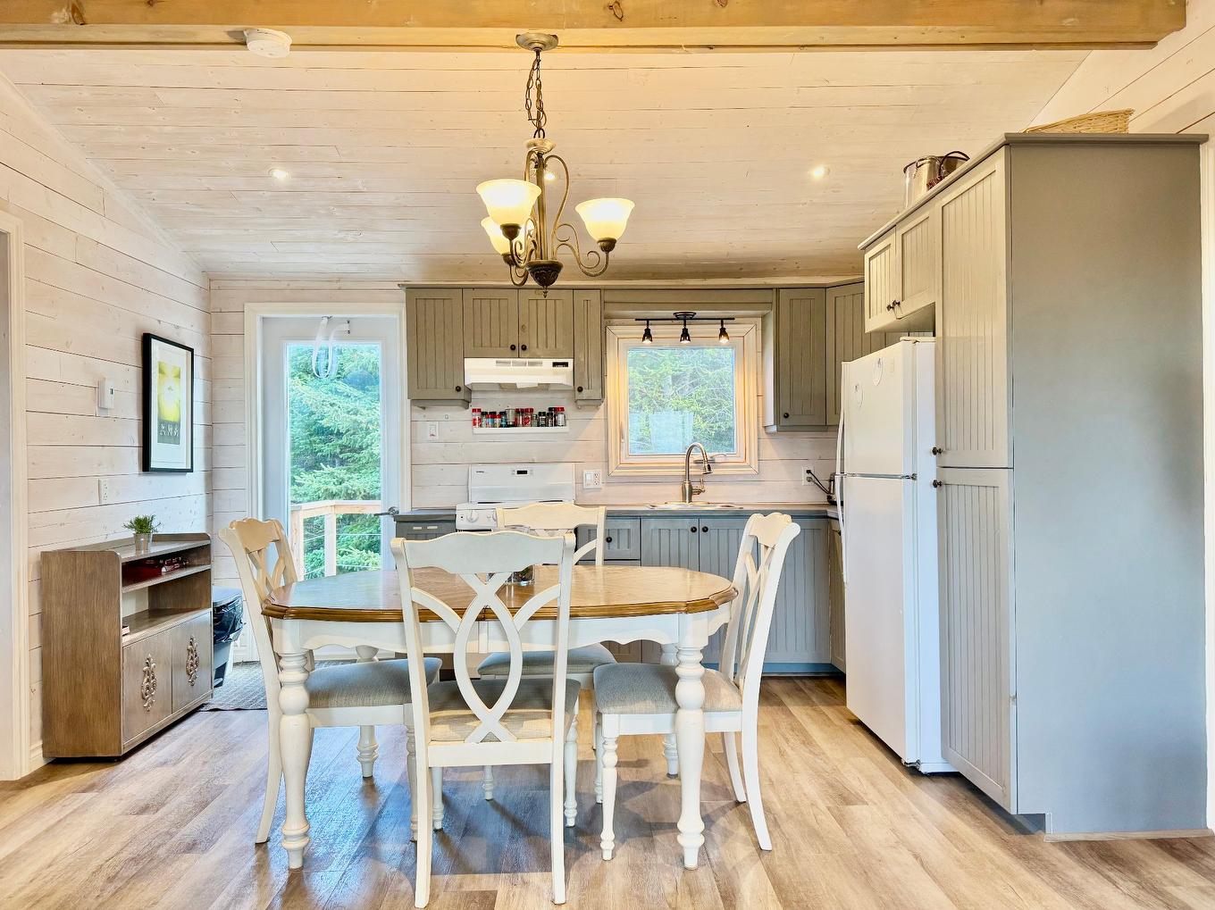 Kitchen - 954 Ch. De Gros-Cap, Les Îles-De-La-Madeleine, QC - Indoor Photo Showing Dining Room