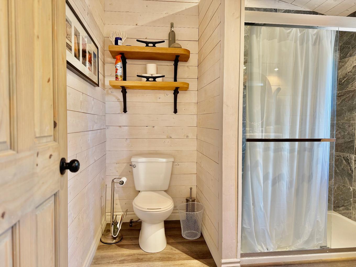 Bathroom - 954 Ch. De Gros-Cap, Les Îles-De-La-Madeleine, QC - Indoor Photo Showing Bathroom