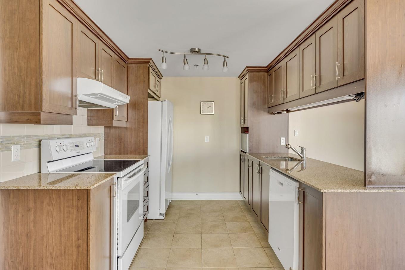 Kitchen - 1102-1300 Ch. Ste-Foy, Québec (La Cité-Limoilou), QC - Indoor Photo Showing Kitchen